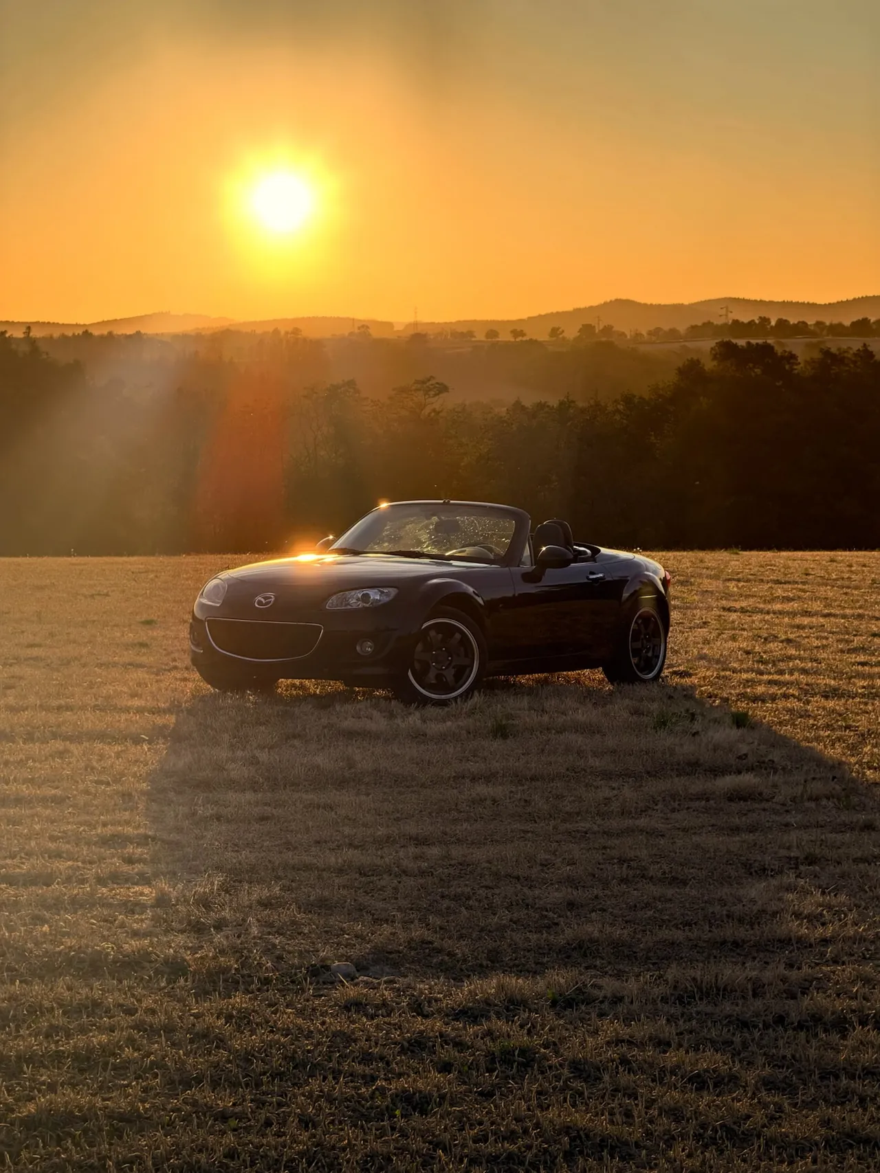 Mazda MX-5 NC au coucher du soleil en Bourgogne.
