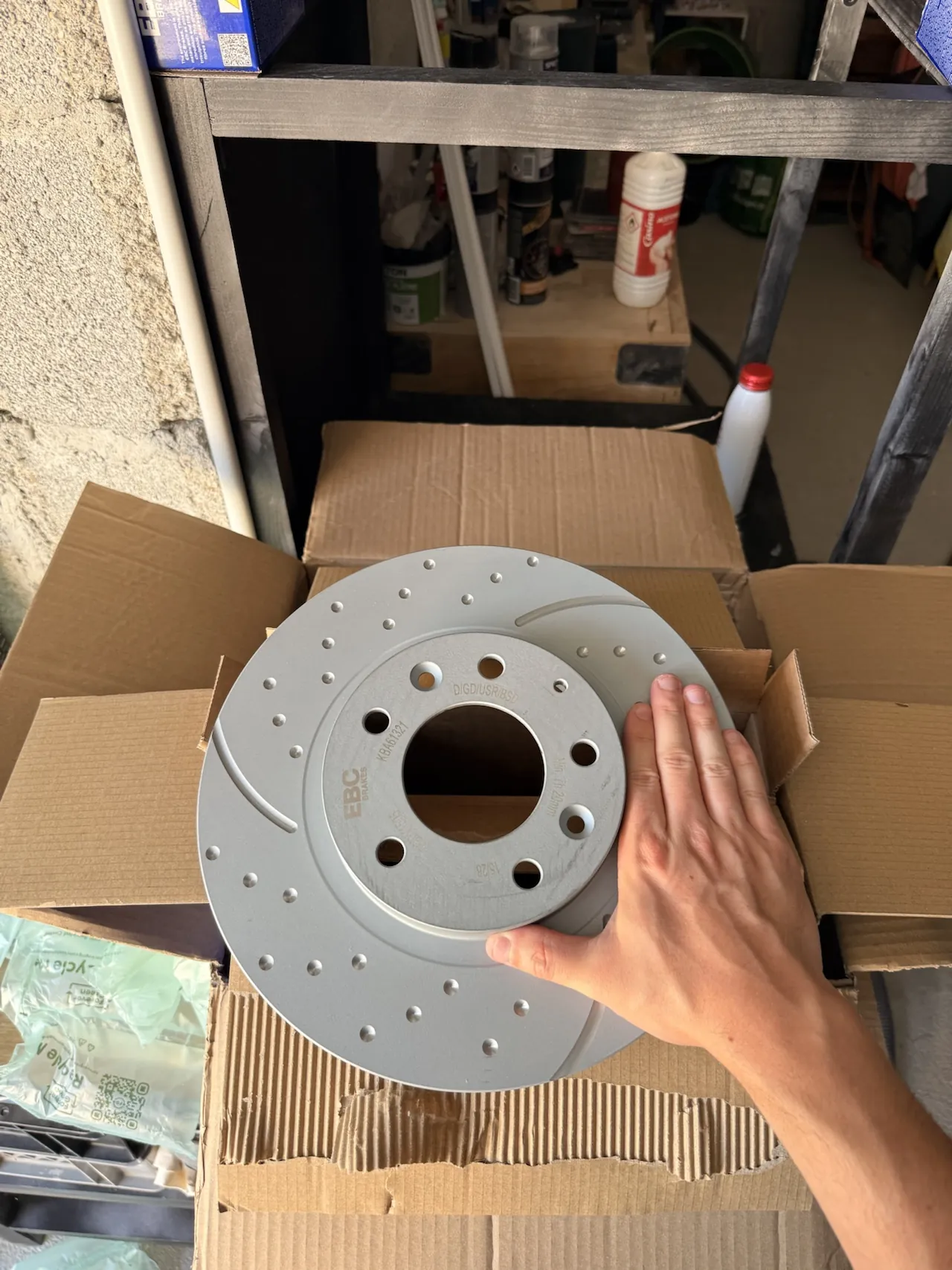 Disque de frein EBC rainuré et percé neuf, avant montage.