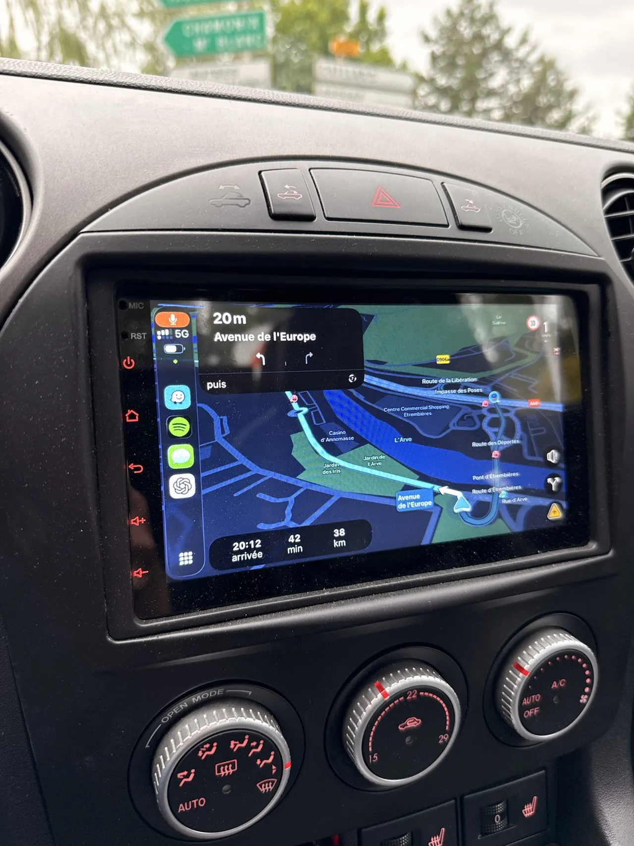 Autoradio tactile avec Apple CarPlay en navigation dans une Mazda MX-5 NC.